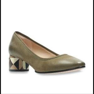 ⭐️RARE FIND!⭐️ Clarks Grace Olivia Green Nubuck Low Heel Pumps